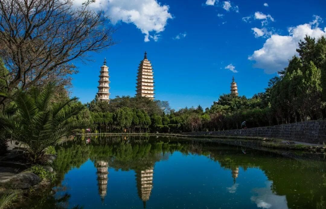 看三塔倒影