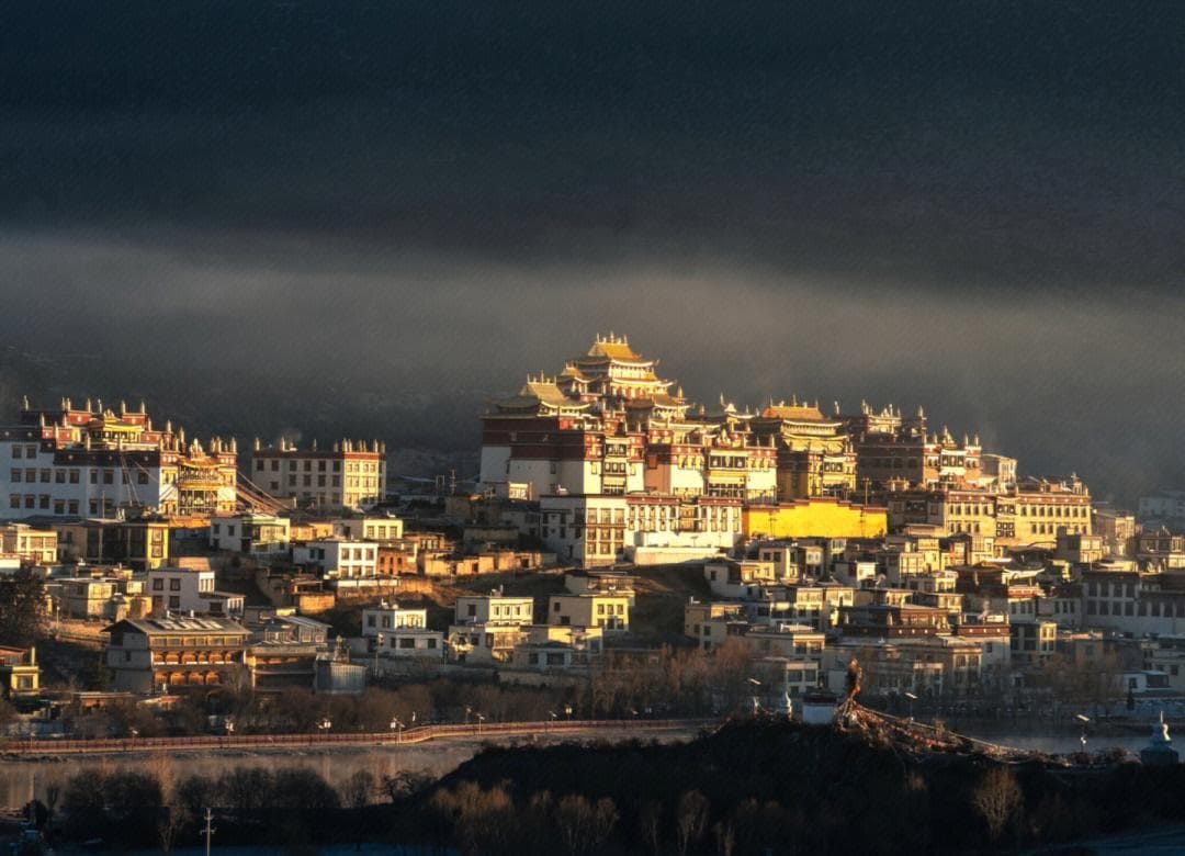 Worship at Songzanlin Monastery